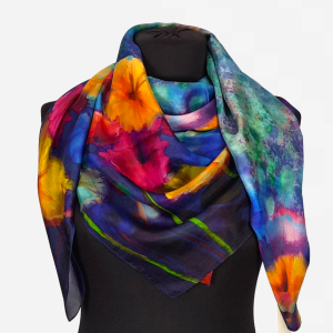 Apaszka z delikatnego jedwabiu MAGIA 02