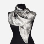 Chustka z jedwabiu naturalnego 86x86cm, 0011, czarno białe wzory kwiatów na srebrzystym tle