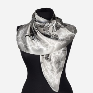 Chustka z jedwabiu naturalnego 86x86cm, 0011, czarno białe wzory kwiatów na srebrzystym tle