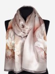  Szal 55x170cm z naturalnego jedwabiu z nadrukiem 0014, duże kwiaty na pastelowym tle