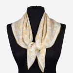 Delikatna apaszka damska 65x68cm jedwabna, kremowa z koronkowym wykończeniem