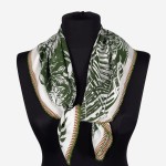 Delikatna apaszka damska 65x68cm jedwabna, zielona z koronkowym wykończeniem