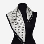 Delikatna gawroszka damska 53x53cm jedwabna, z koronkowym wykończeniem, biała w groszki