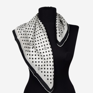 Delikatna gawroszka damska 53x53cm jedwabna, z koronkowym wykończeniem, biała w groszki