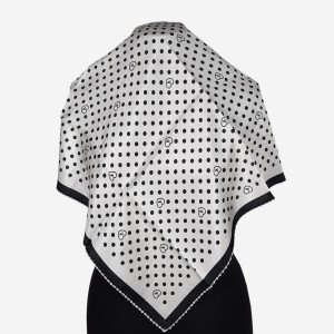 Jedwabna gawroszka z koronkowym wykończeniem, biała w groszki