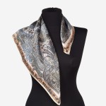 Gawroszka 53x53cm z naturalnego jedwabiu, G026, drobne wzorki z paisley z błękitem