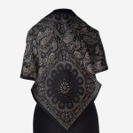 Gawroszka 53x53cm z naturalnego jedwabiu, G025, drobne wzorki z paisley z czernią
