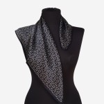 Gawroszka 53x53cm z naturalnego jedwabiu, G024, drobne wzorki paisley, ciemny granat