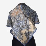 Gawroszka 53x53cm z naturalnego jedwabiu, G0195, z elementami paisley na błękitnym i beżowym tle