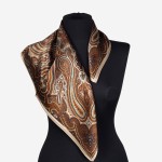 Gawroszka 53x53cm z naturalnego jedwabiu, G0194, z elementami paisley w ciepłych odcieniach brązu