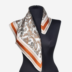 Gawroszka 53x53cm z naturalnego jedwabiu, G0193, wzory paisley na jasnym tle