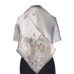 Gawroszka 53x53cm z naturalnego jedwabiu, G0182, kwiaty magnolii na jasno szarym tle